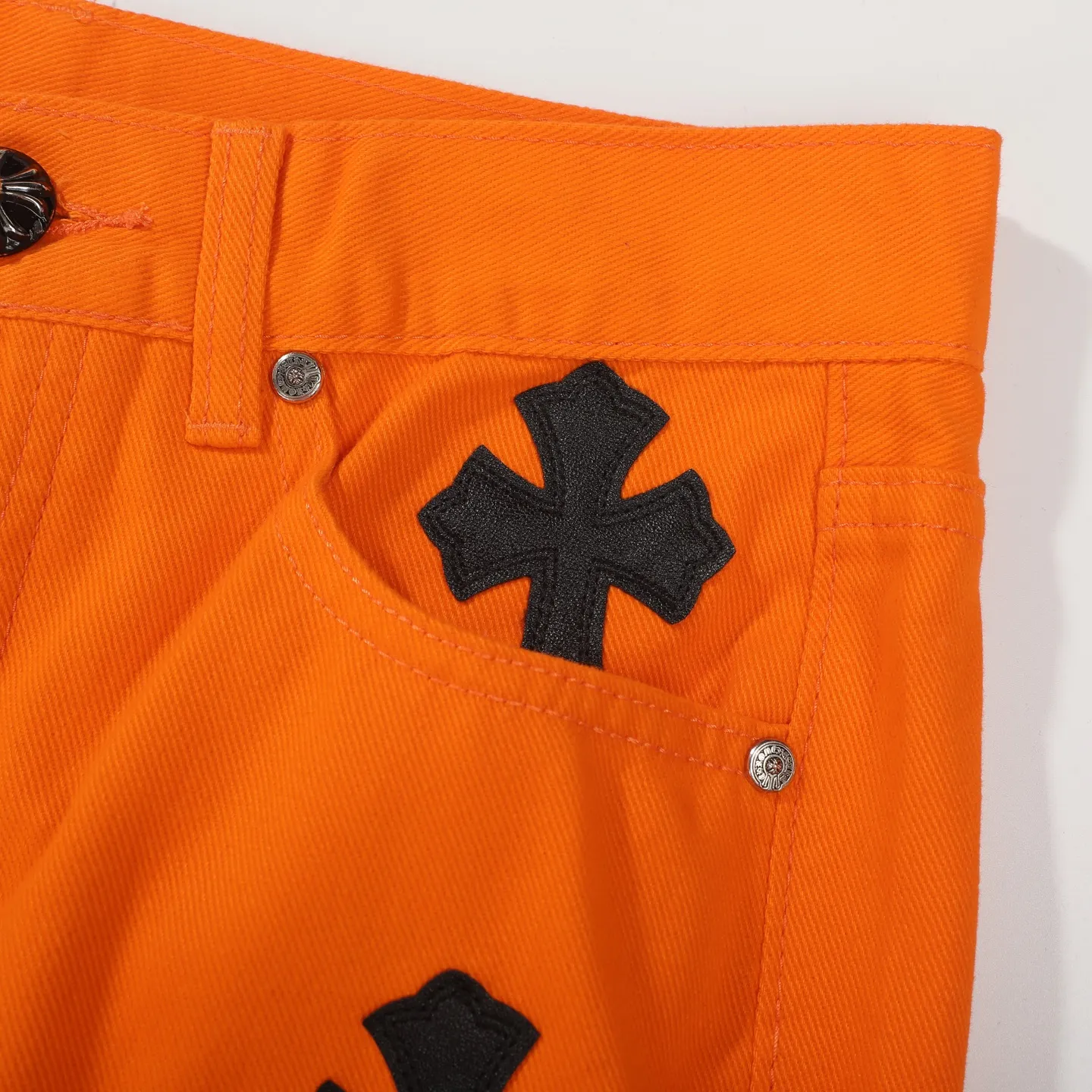 P240 Chrome hearts CH The same style as Yang and Su Extinct Virgil co-branded flare micro-flare jeans Three-dimensional version Loose and comfortable, not picky about the figure Makes you look taller and slimmer Made by a large factory Original quality control Same style for men and women Can be matched with couples Versatile recommendation A must-have jeans for all seasons Made of heavy-duty washed pure cotton denim fabric After washing, they are soft and thick and very stylish when worn Size: M-XXL Color: Orange .............